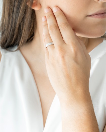 Alianza de boda facetada
