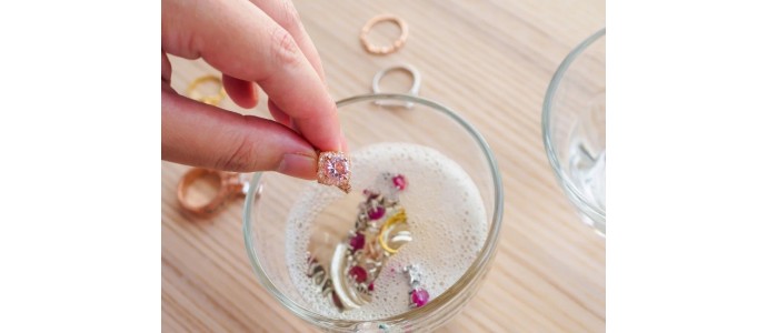 Cómo limpiar y cuidar tus joyas personalizadas: Tips esenciales
